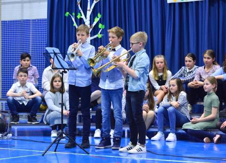 Prireditev učenk in učencev Osnovne šole Šmartno v Tuhinju V mladih brezah tiha pomlad (2)